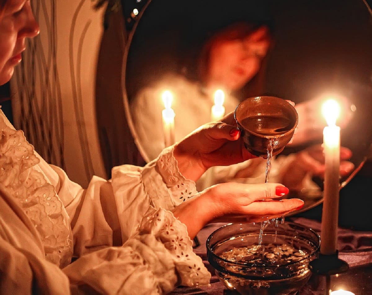 Ритуал на женщину. Гадальные ритуалы. Зеркало и свеча. Свечи гадальные. Магический обряд.