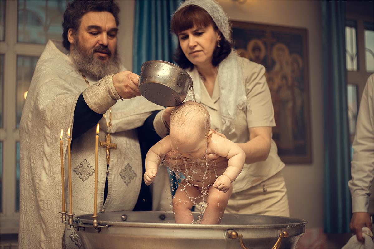 Можно ли мальчику крестить мальчиков. Обряд крещения. Крестить ребенка. Обряд крещения ребенка. Крестильная обрядность.