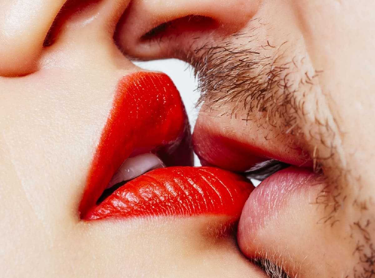 Мужчина не целует в губы. Поцелуй в губы. Страстные губы. Страстный поцелуй в губы.